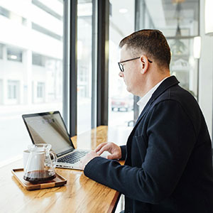 Businessman on a laptop in a restuarant